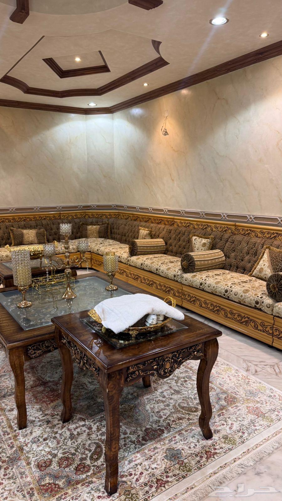 Sofas and tables64489600824707111