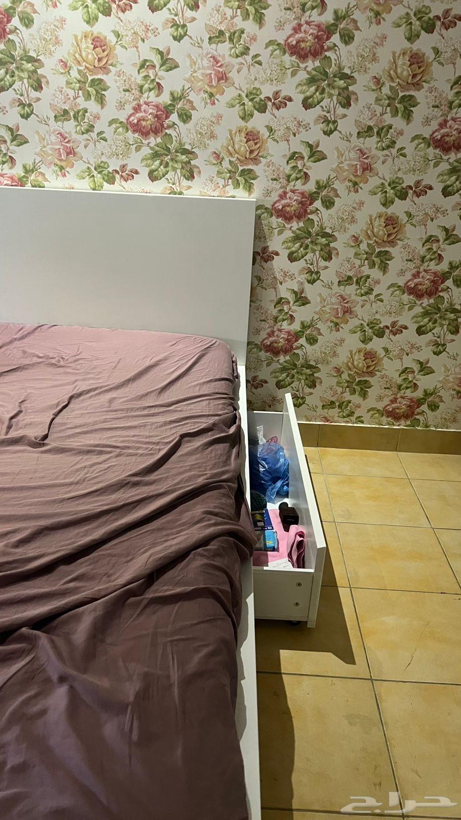 للبيع سرير مع مرتبة من إيكيا64492474383617112