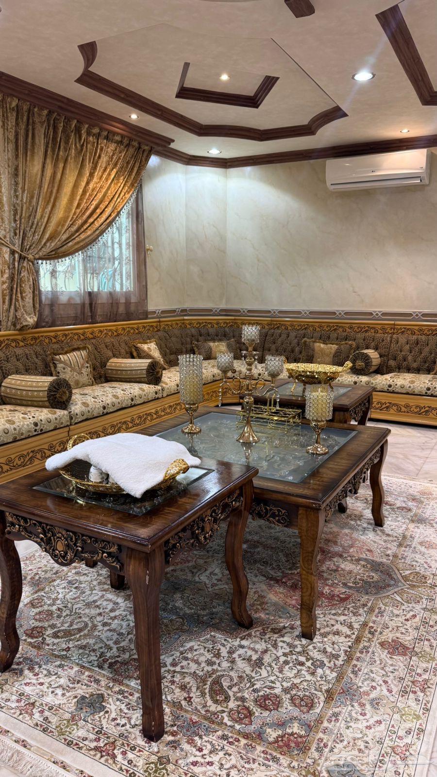 Sofas and tables64489600824707112