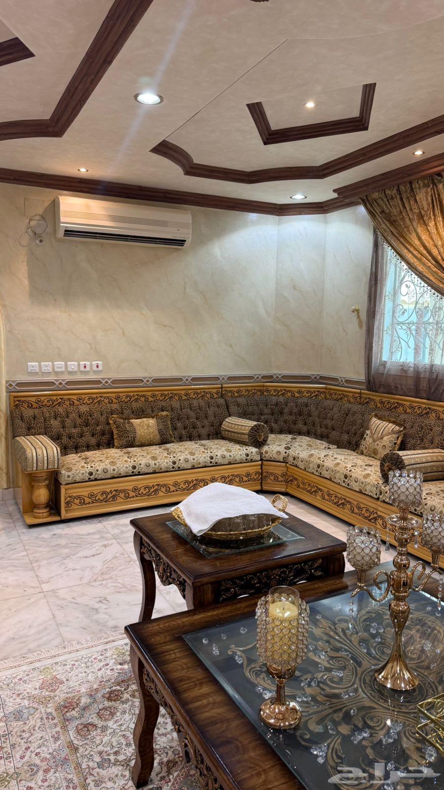 Sofas and tables64489600824707110