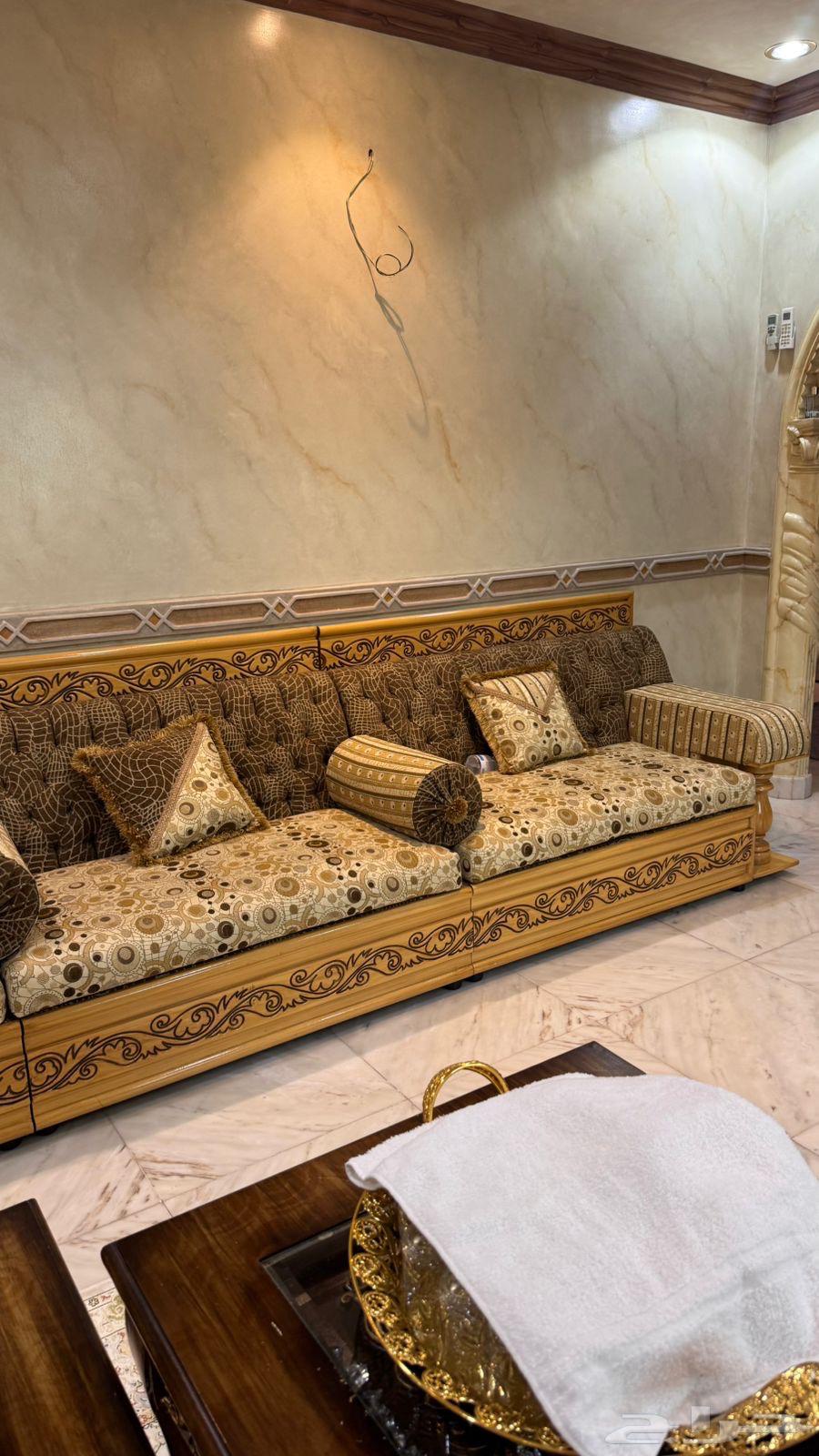 Sofas and tables64489600824707113