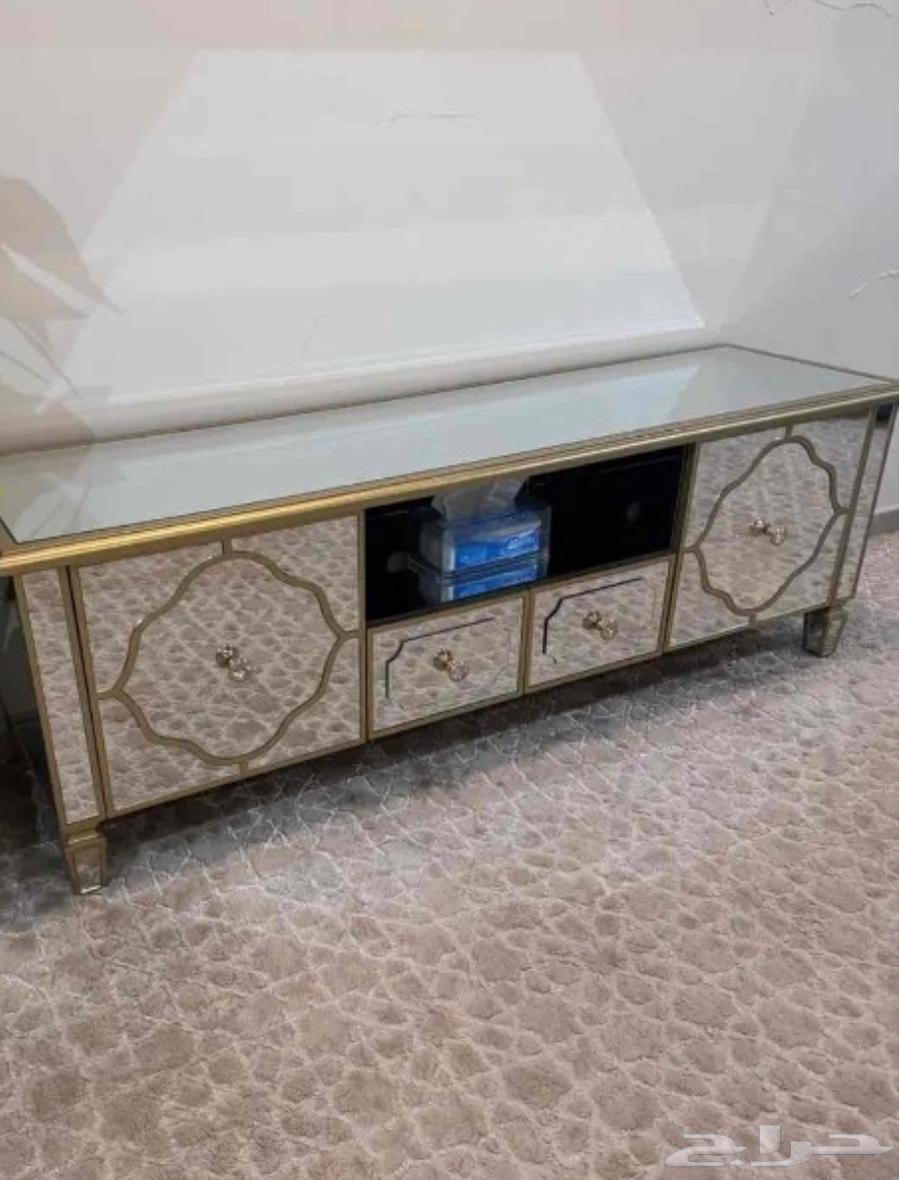 طاولة تلفزيون فاخرة بطراز حديث وديكور مميز64492961462657110