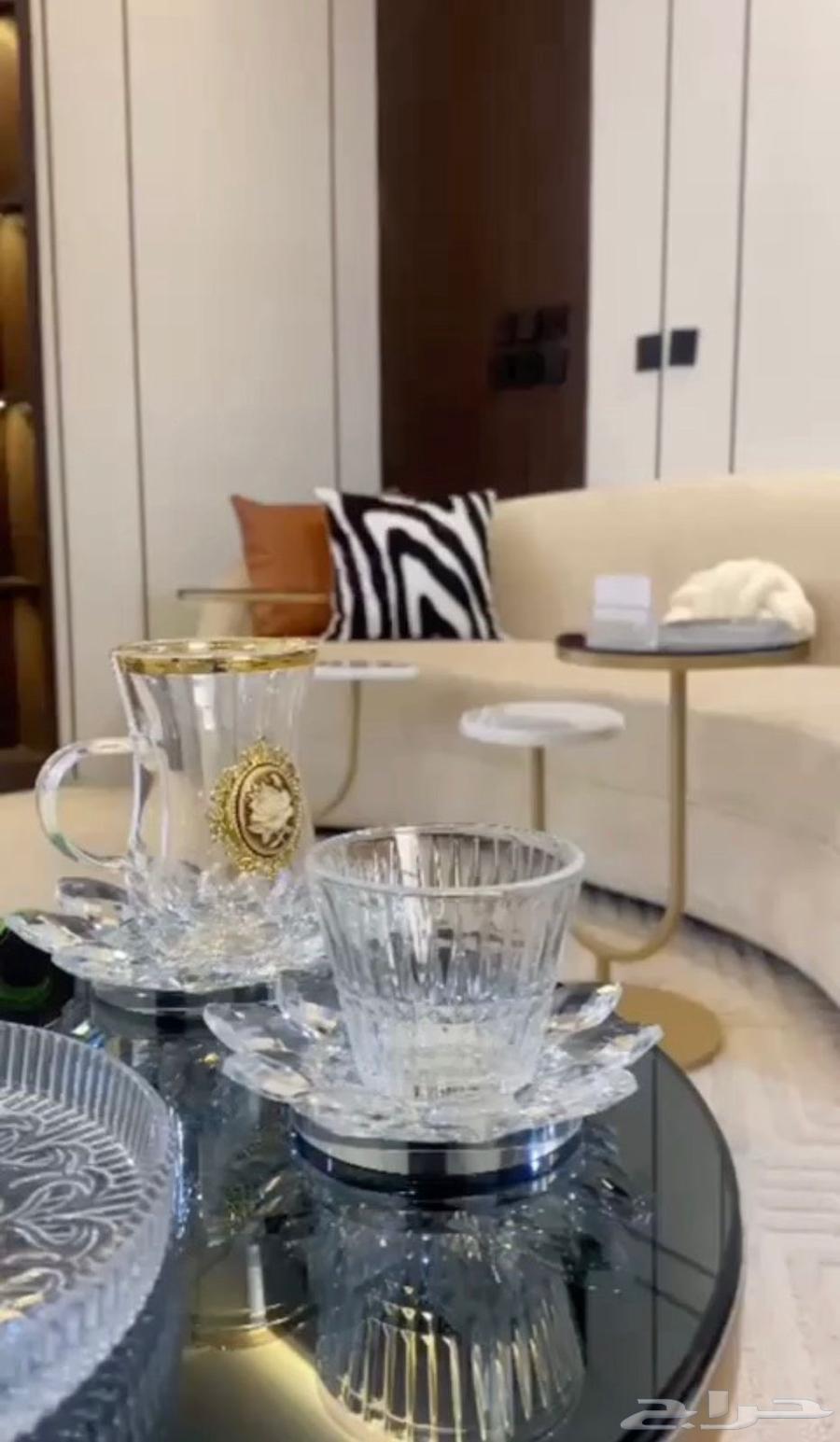 New and clean guest tables64486799402499112