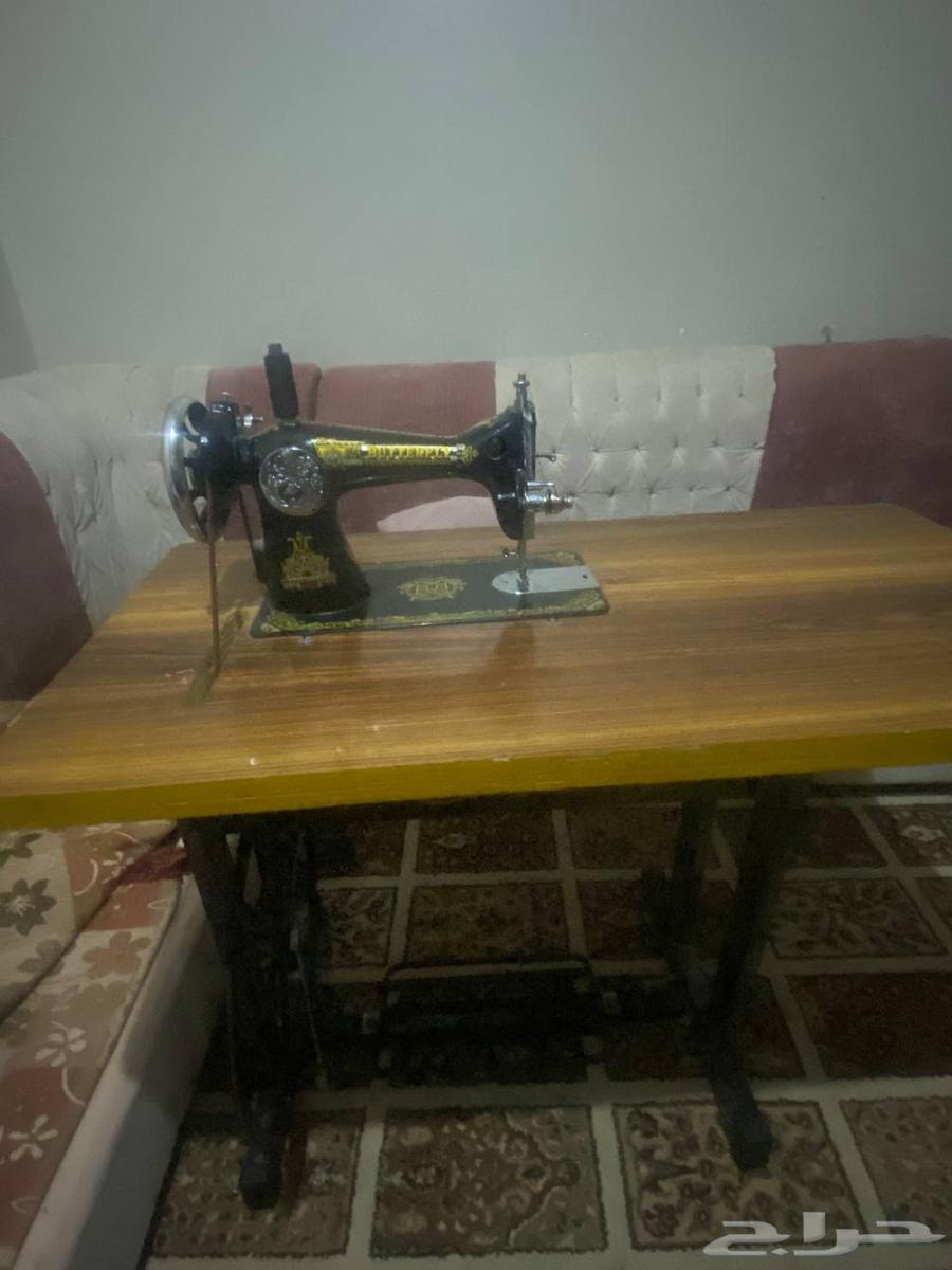 للبيع ماكينة منزلية مع طاولة رجل وماكينة ثانية بدون طاولة64490358273025110