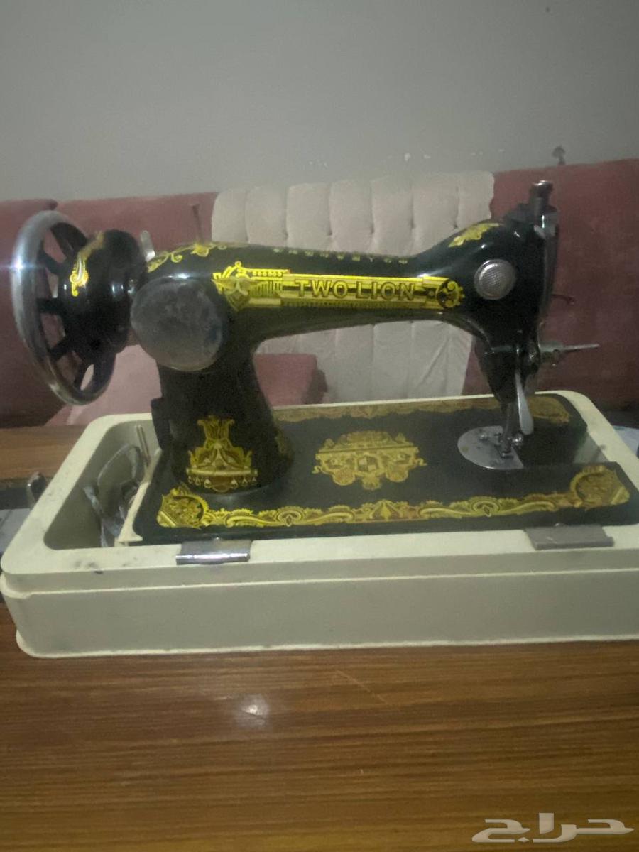 للبيع ماكينة منزلية مع طاولة رجل وماكينة ثانية بدون طاولة64490358273025112