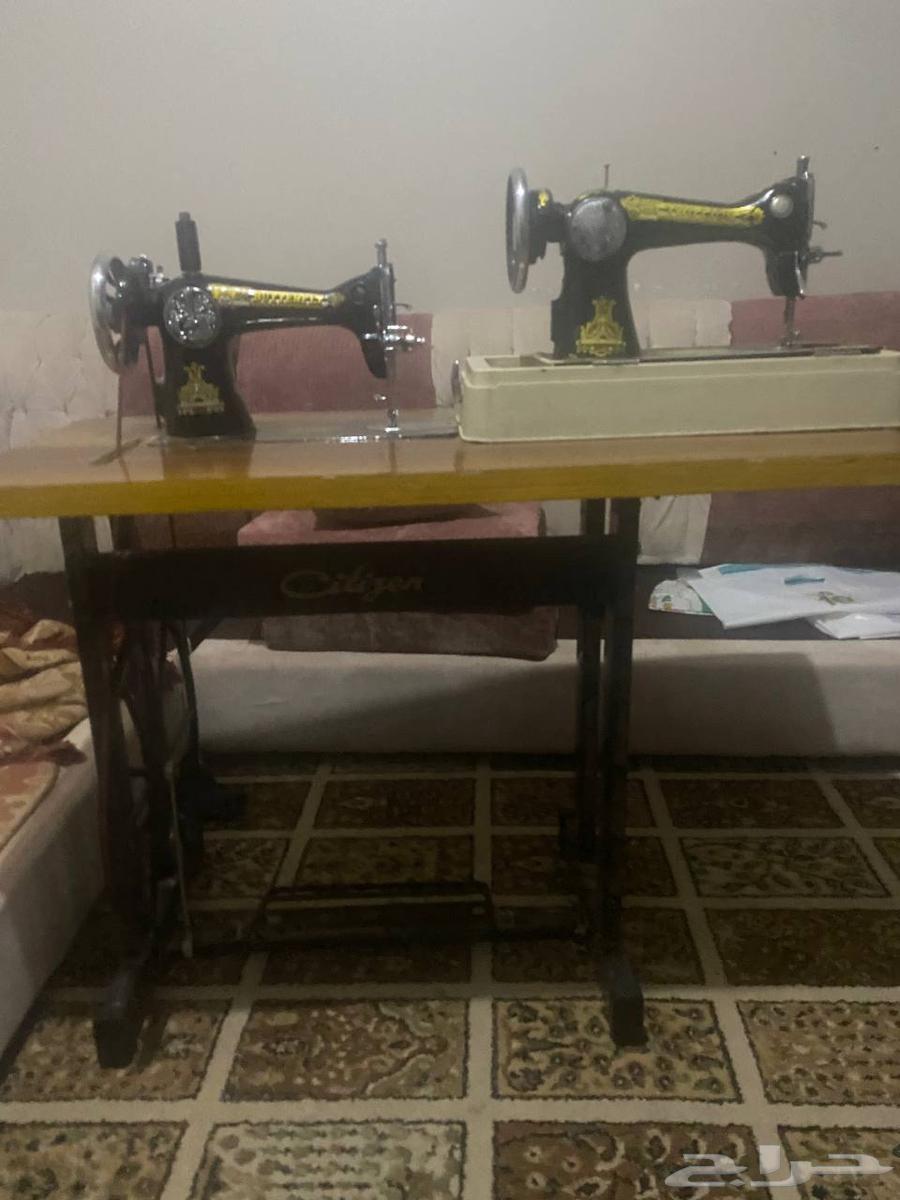للبيع ماكينة منزلية مع طاولة رجل وماكينة ثانية بدون طاولة64490358273025113
