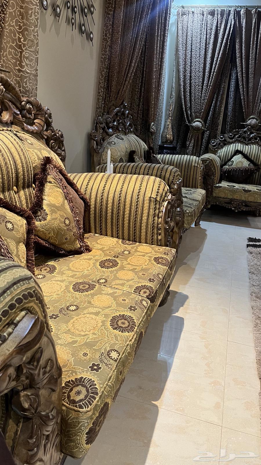 Plants and curtains for the majlis64501716777603111