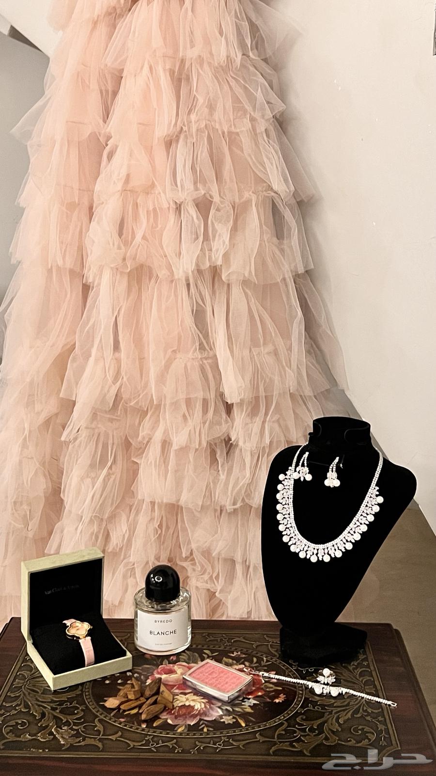 فستان وردي جديد من مصممة64495515881986112