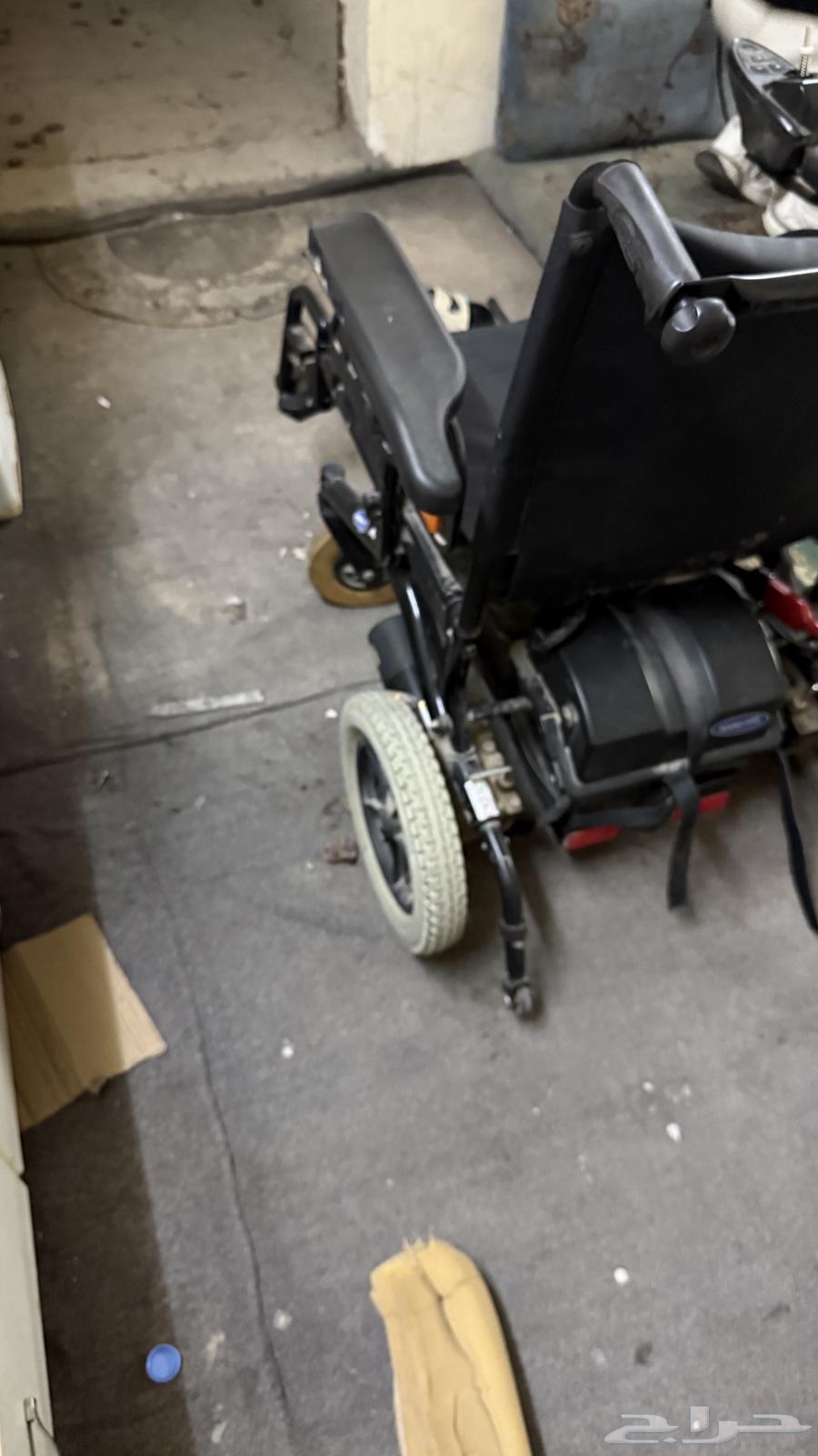 Office chair with armrests, comes with charger and in good condition64501732843138110