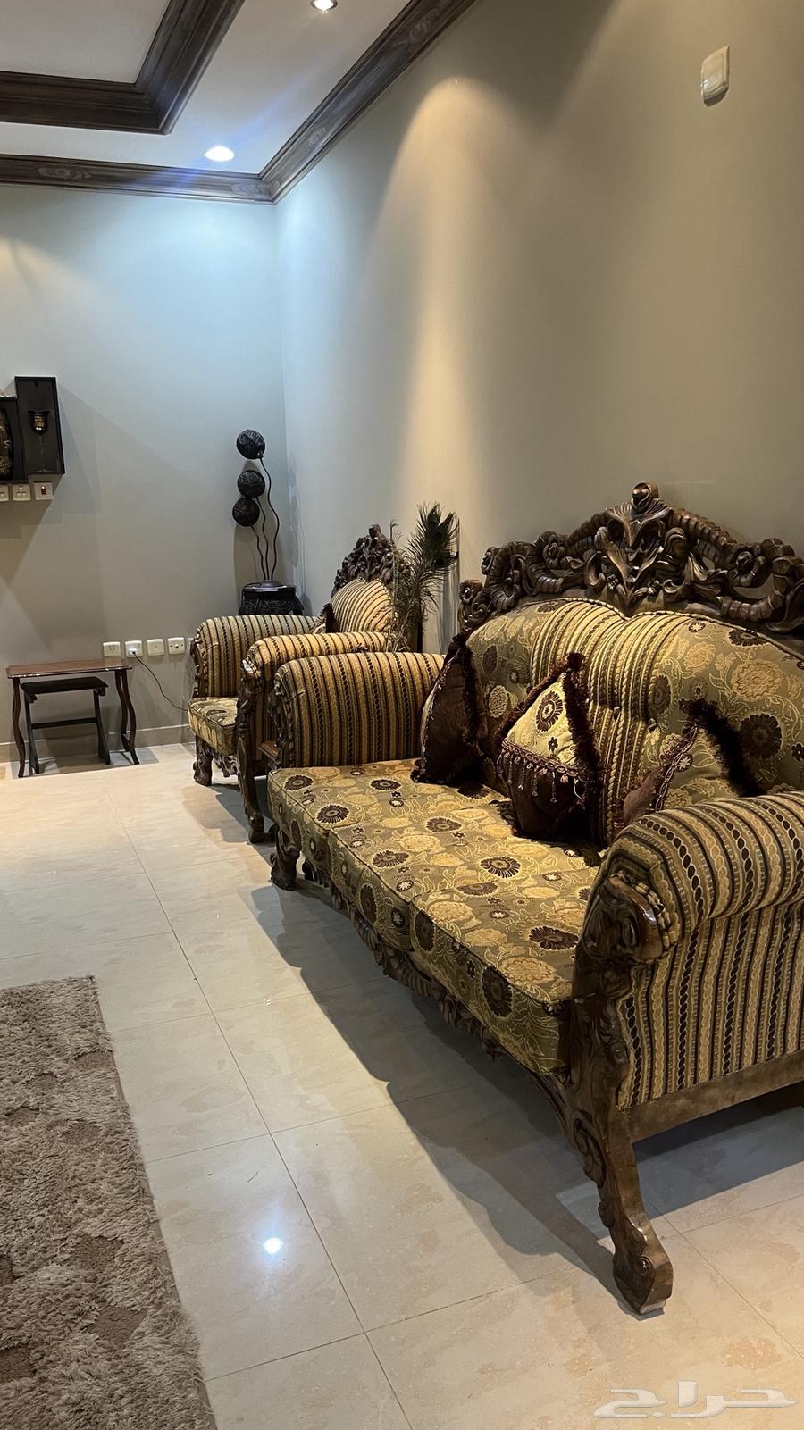 Plants and curtains for the majlis64501716777603112