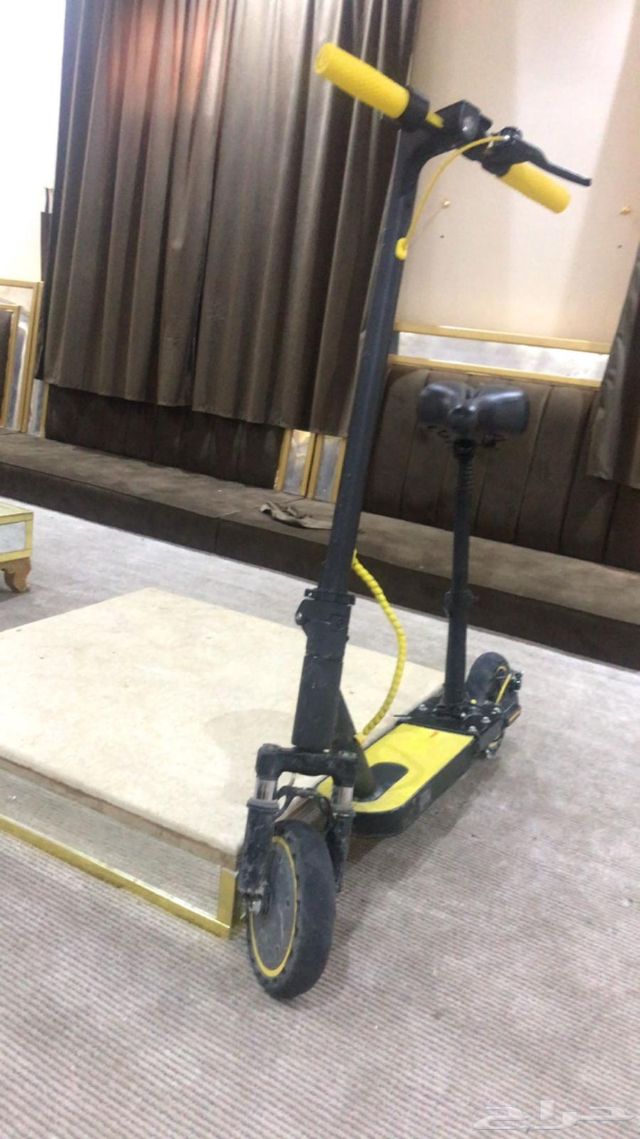 A scooter with a battery inside, but it's broken at Asom64495379431682110