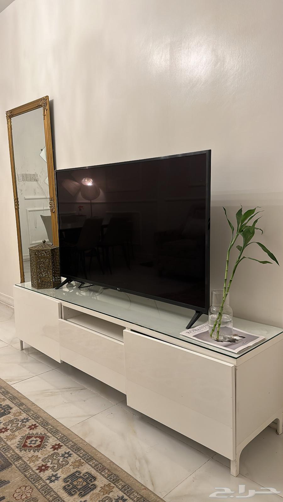 طاوله تلفزيون من ايكيا جوده عاليه جدا وعليها زجاجه ع سطح طا64501952325889110