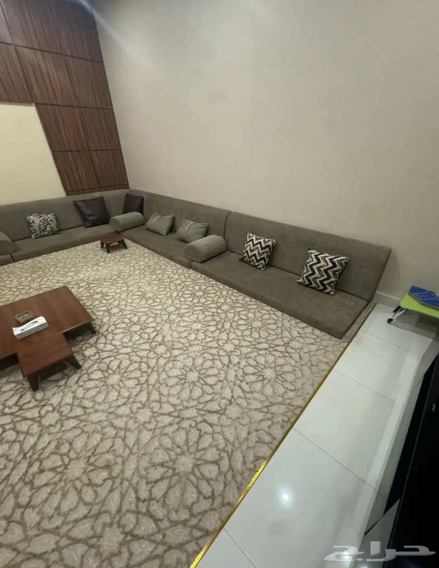 جلسة ارضية كامله للبيع مع الفرشه استخدام نظيف مع الطاولات64501021519746110