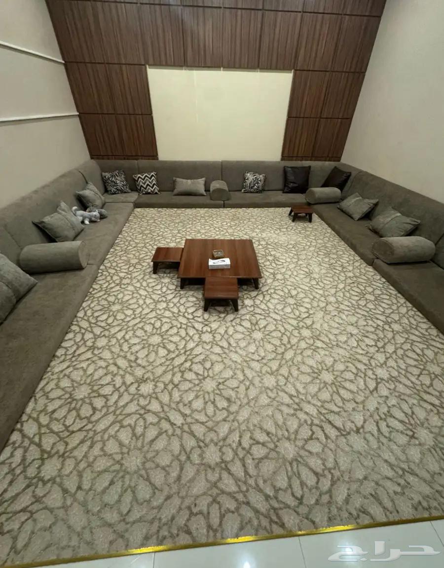 جلسة ارضية كامله للبيع مع الفرشه استخدام نظيف مع الطاولات64501021519746111