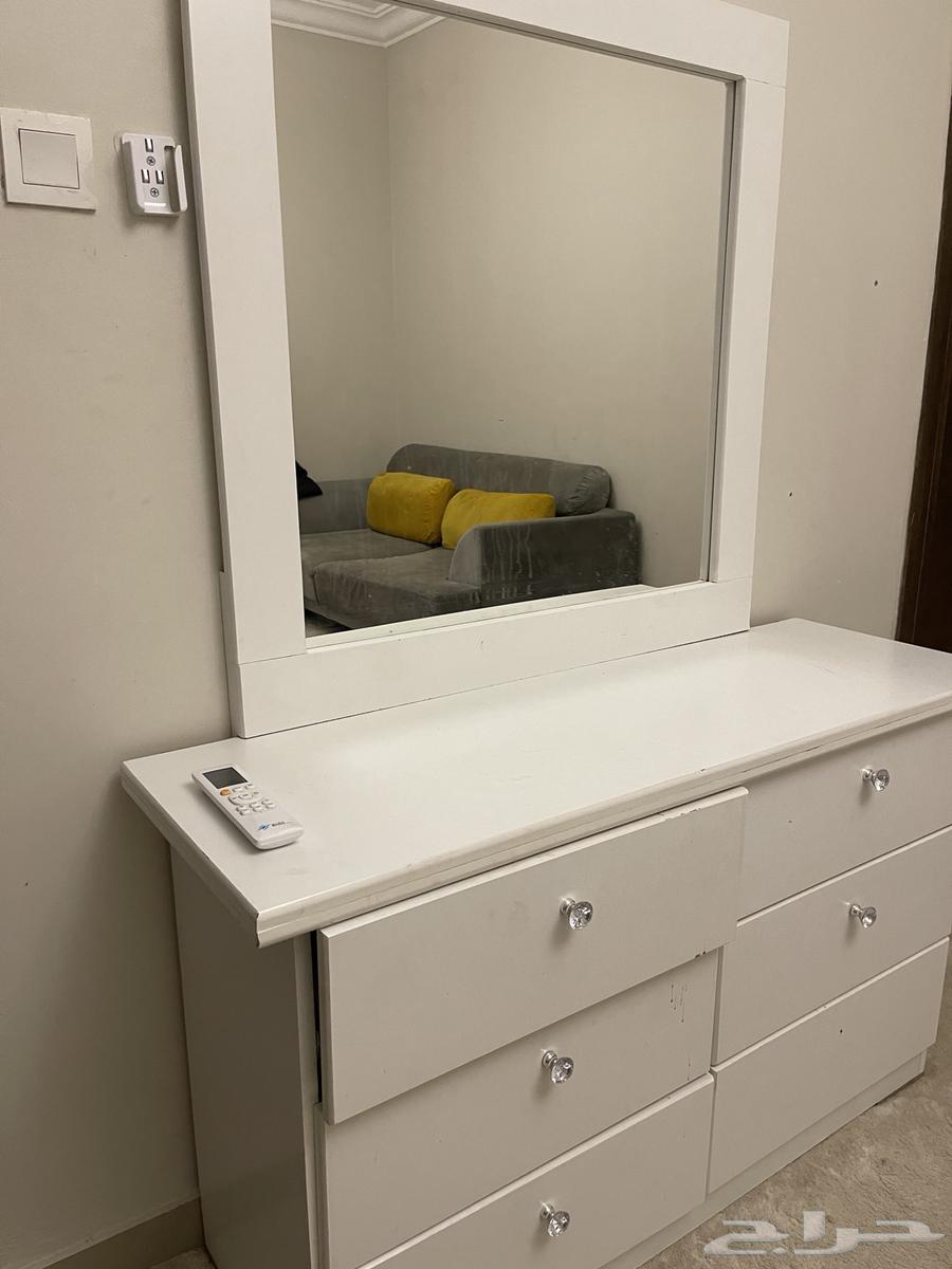 كنب وتسريحة للبيع64495748072834110