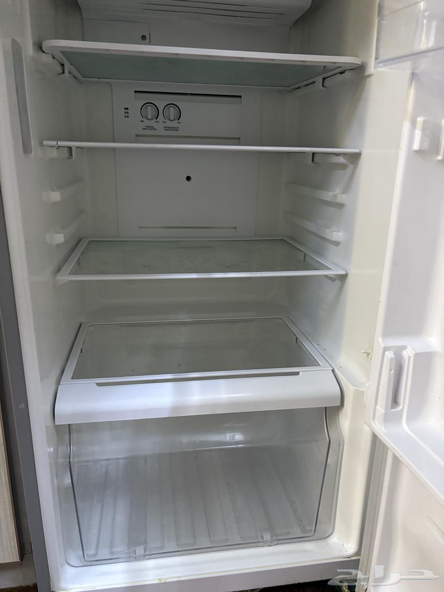 ثلاجه توشيباتبريدها ممتازه سبب البيع صغيره على دولاب المطبخ64498632663297112