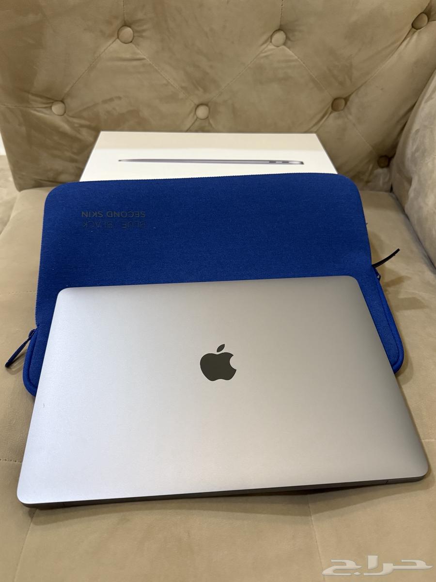 ماكبوك64498312867074112