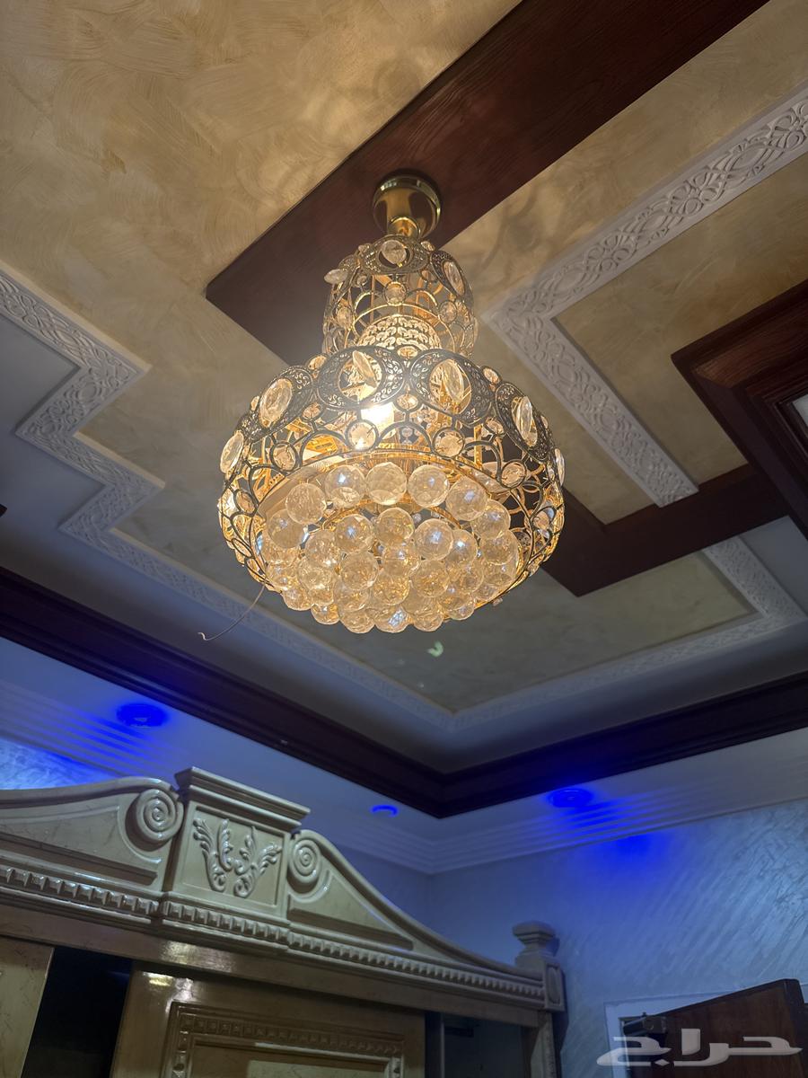 دولاب كبير للبيع مع طاولة وتلفزيون وثريات64499048899073113