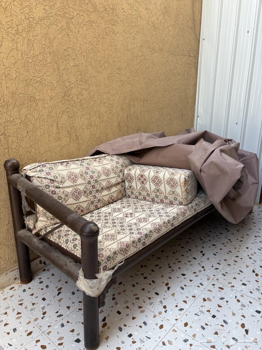 Chairs and table64498117747971110