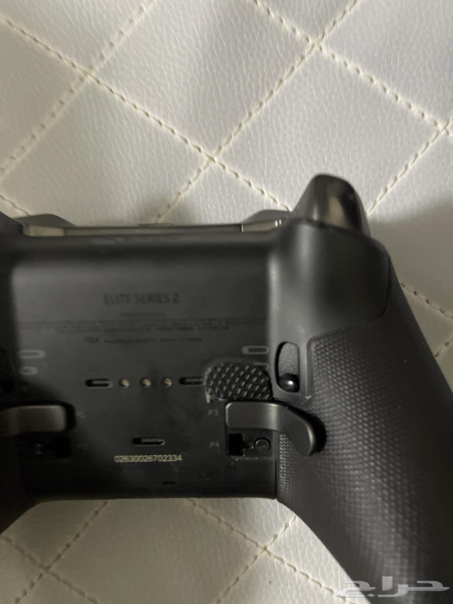 Xbox Elite 2 controller has damage on the back button only but it works64495775862401113