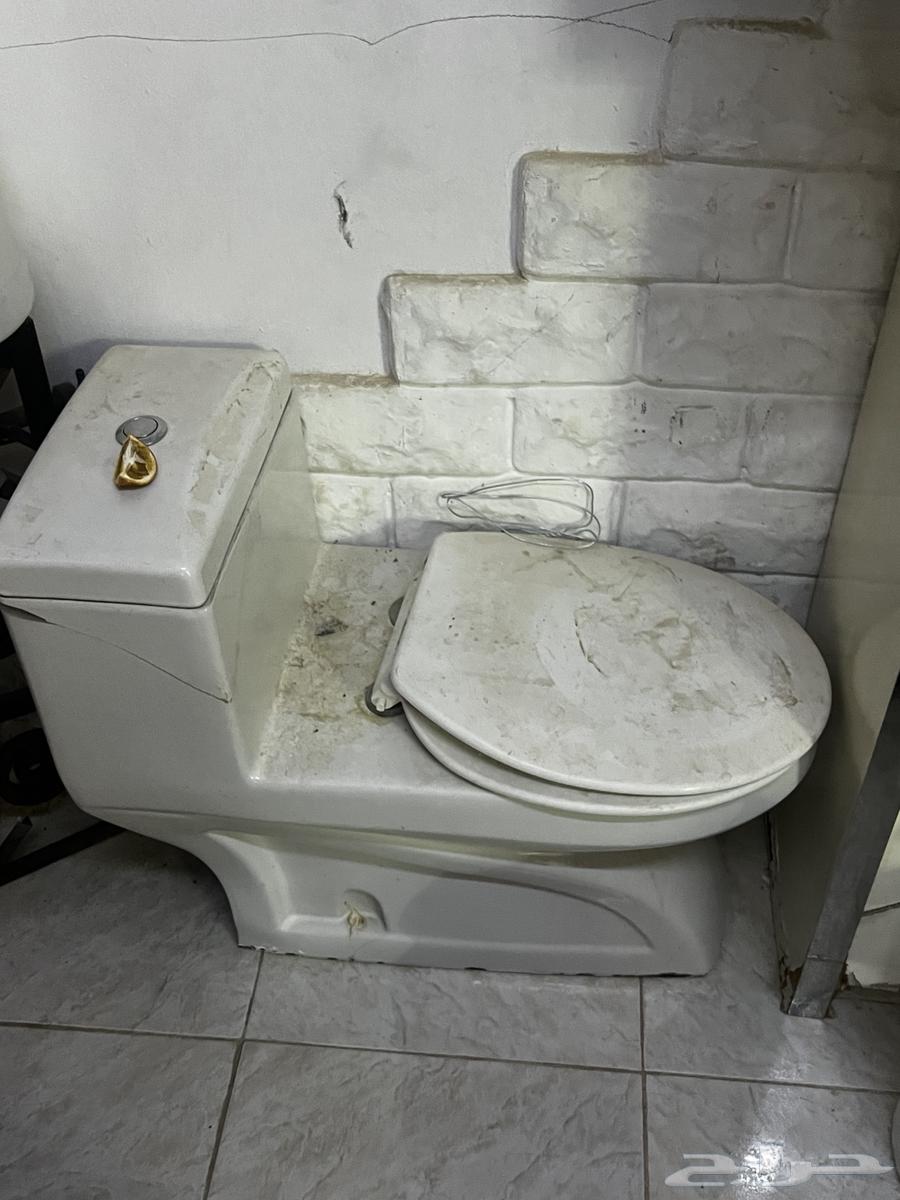 كرسي فرنجي نظيف وممتاز بس الغطاء مكسور64499689570945110