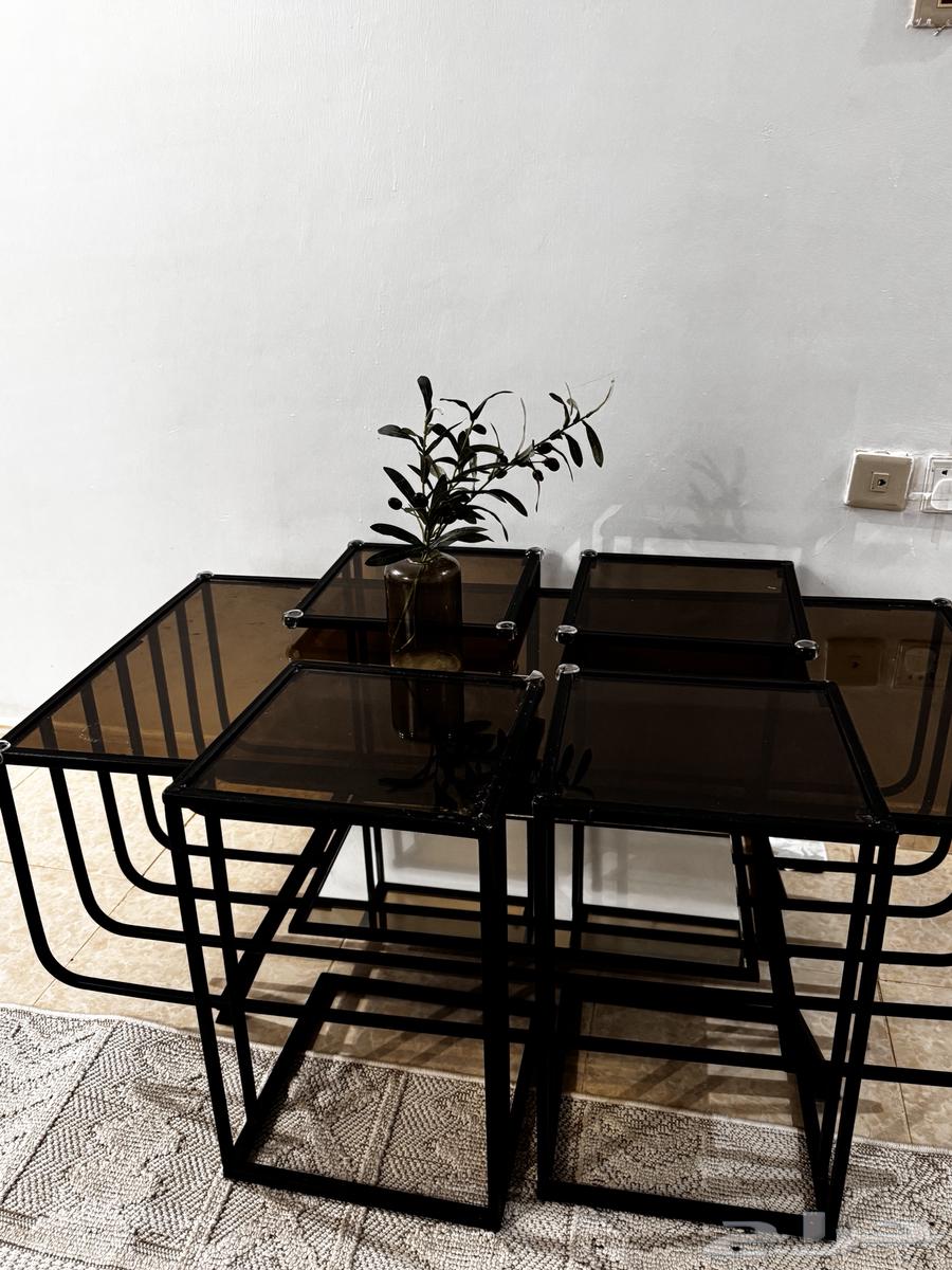 طقم طاولات زجاج بإيطار اسود ( 1 كبيرة و 4 خدمة ) السعر 25064495268601474111