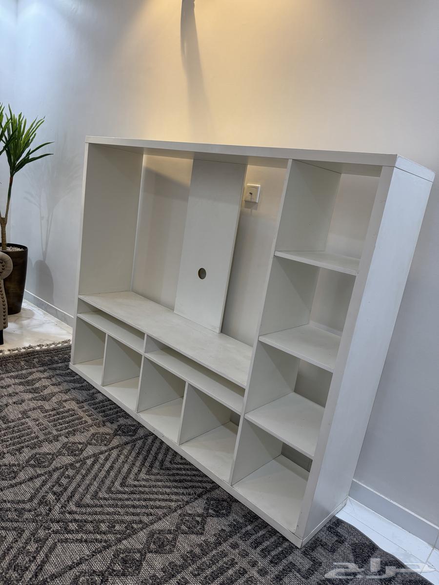 طاوله شاشه من ايكيا64496296386946112