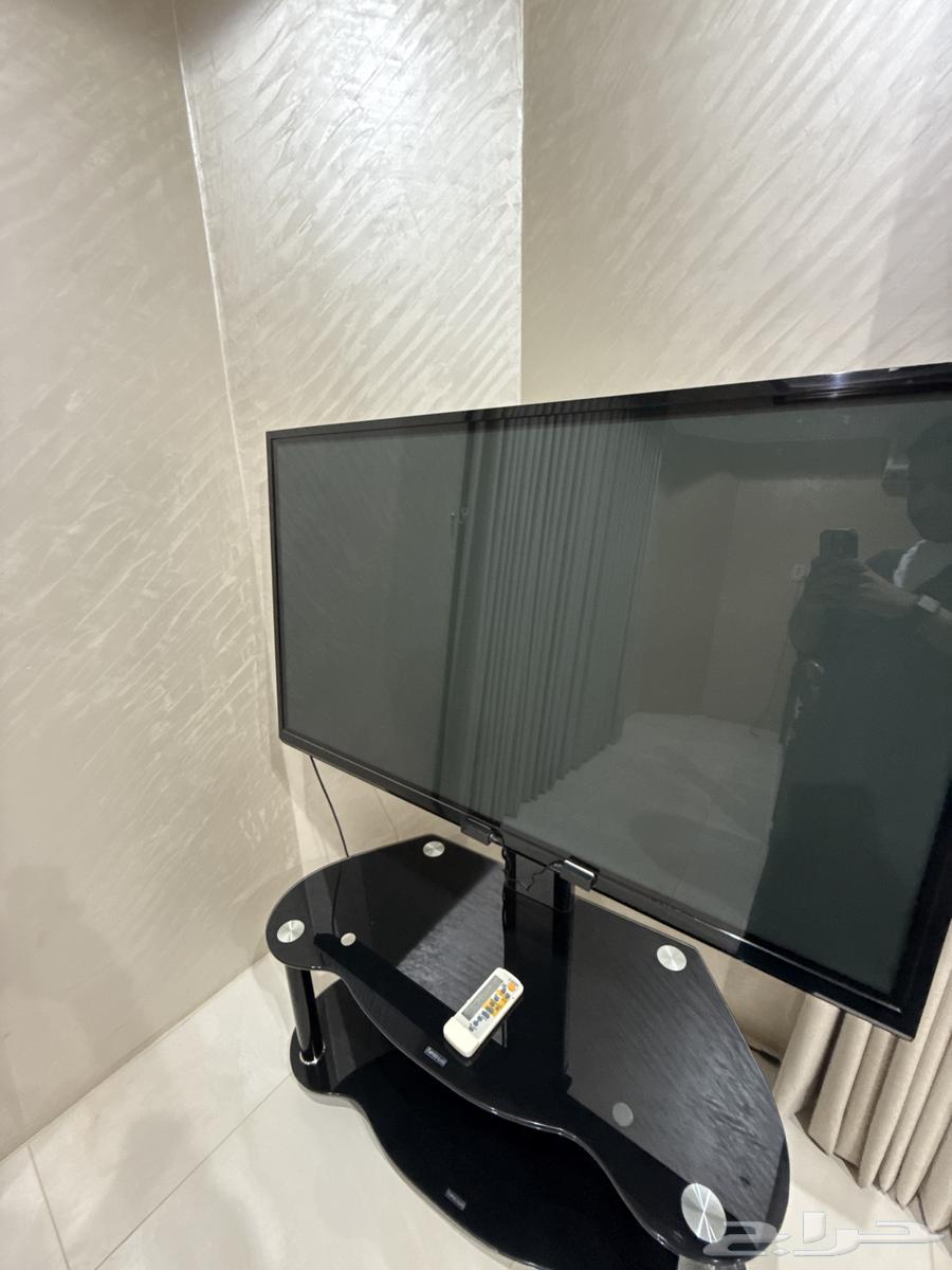 دولاب كبير للبيع مع طاولة وتلفزيون وثريات64499048899073111