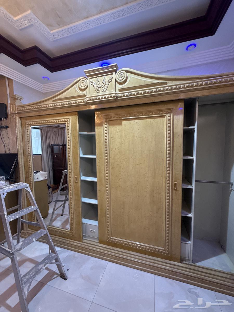 دولاب كبير للبيع مع طاولة وتلفزيون وثريات64499048899073110