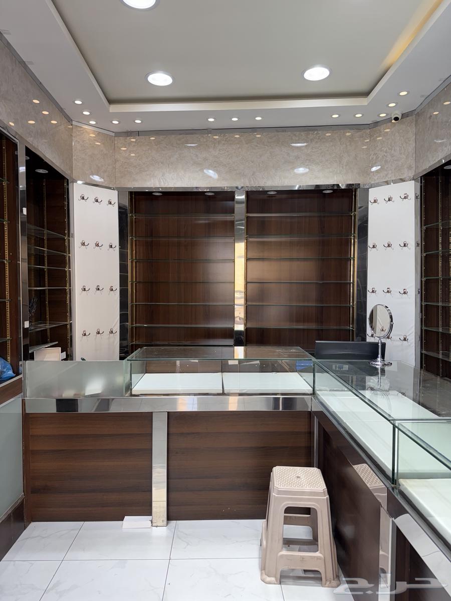 للبيع دكور محل ساعات وعطورات64497648342147113