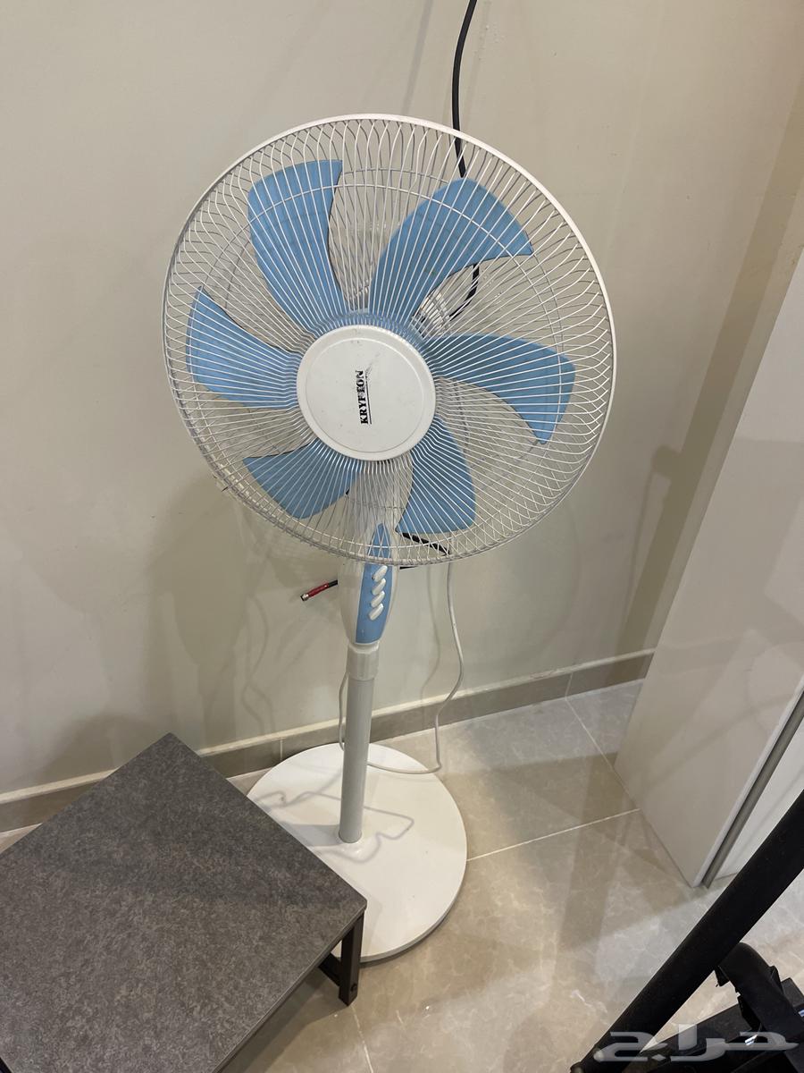 Dining table and chairs64499842291073110