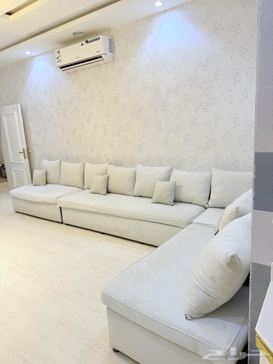 White sofa four pieces need only cleaning with a stool considered a set64499436794115110