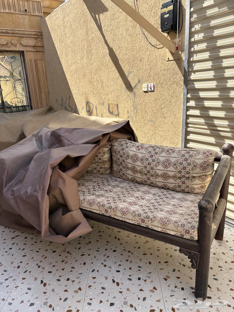 Chairs and table64498117747971111