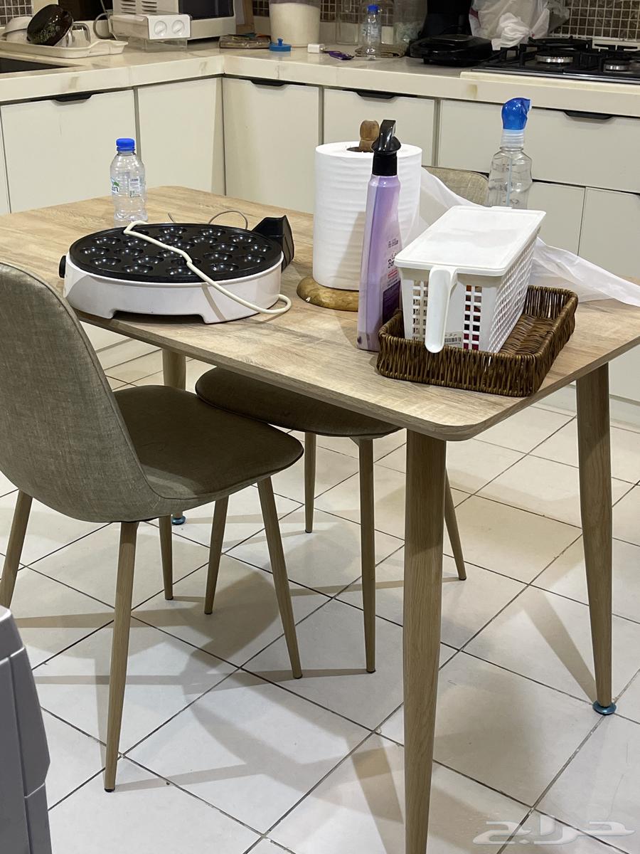 Dining table and chairs64499842291073112