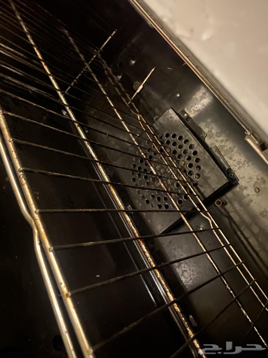 فرن نظيف فقط يوجد كسر في القزاز اللي فوق64498242963074114