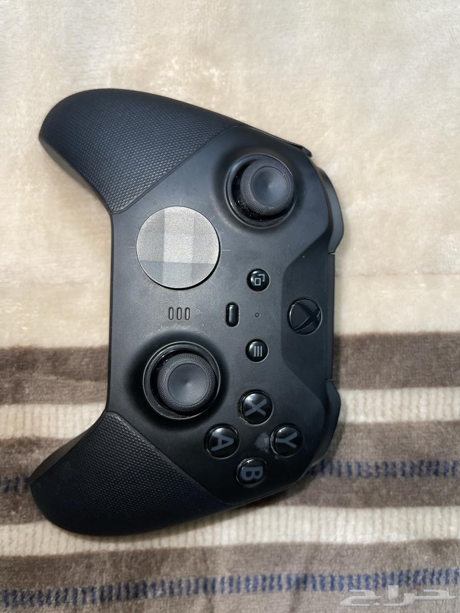 Xbox Elite 2 controller has damage on the back button only but it works64495775862401111