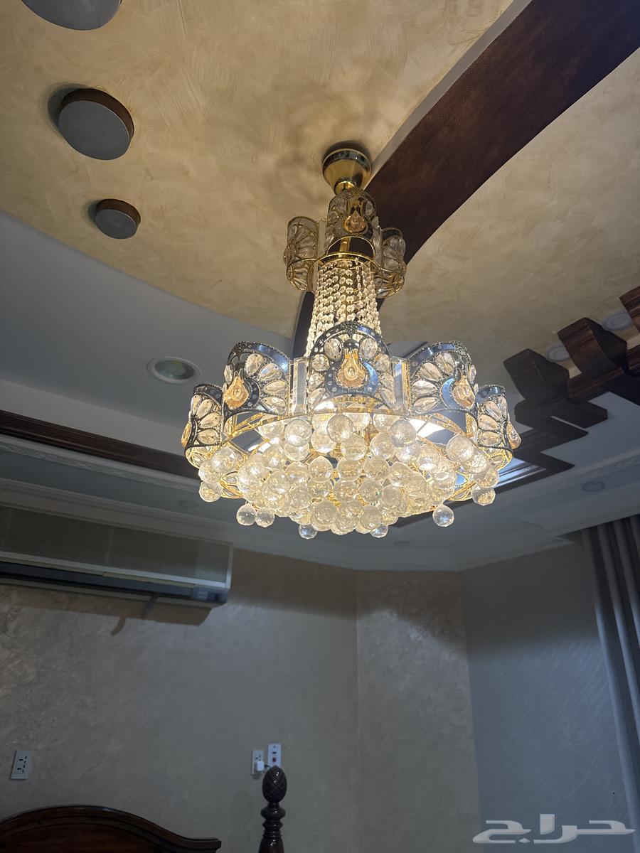 دولاب كبير للبيع مع طاولة وتلفزيون وثريات64499048899073112