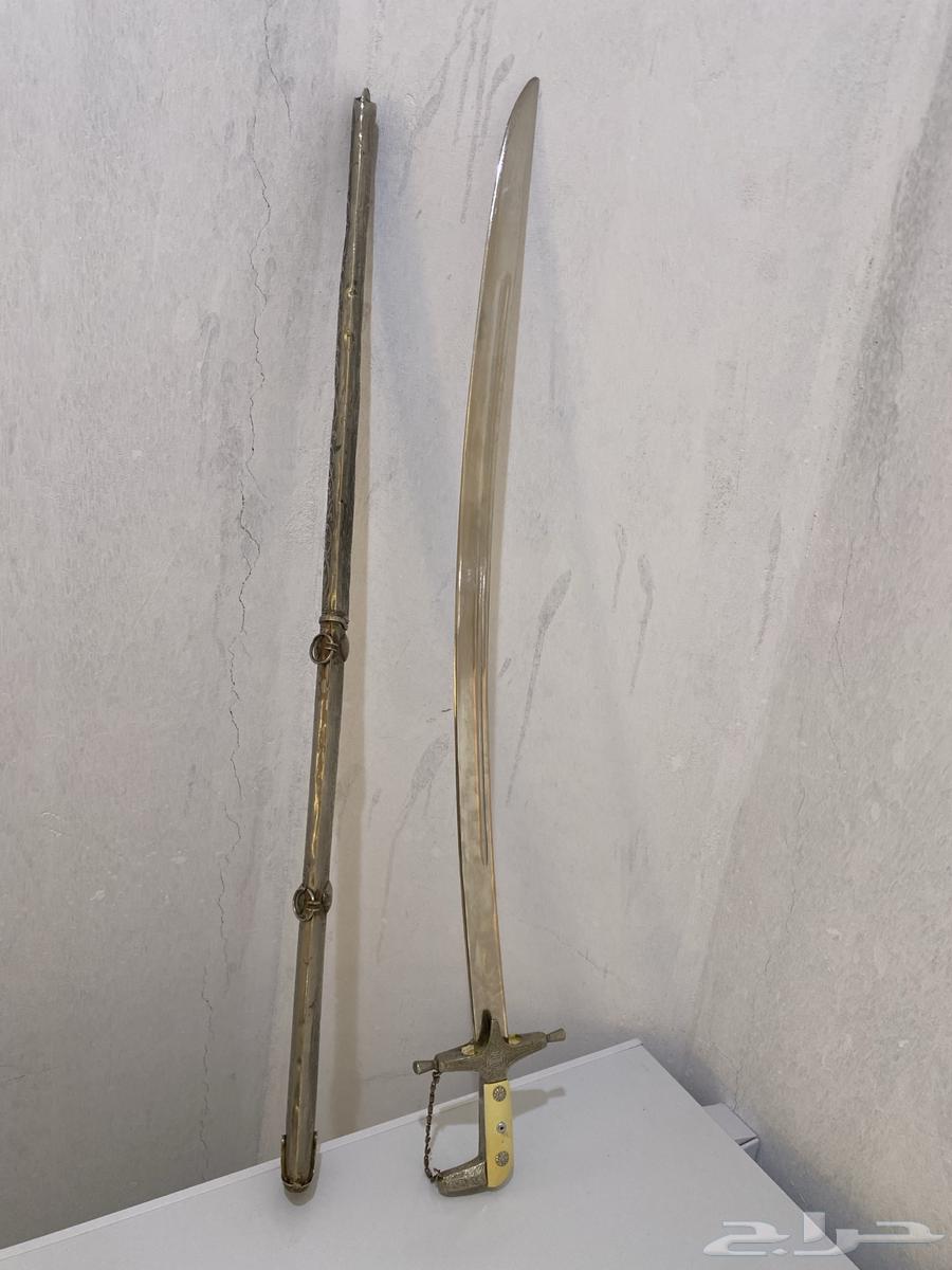 Heritage paintings, as well as carpets, and an old sword64498439175298111