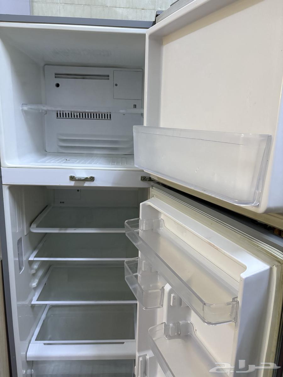 ثلاجه توشيباتبريدها ممتازه سبب البيع صغيره على دولاب المطبخ64498632663297111