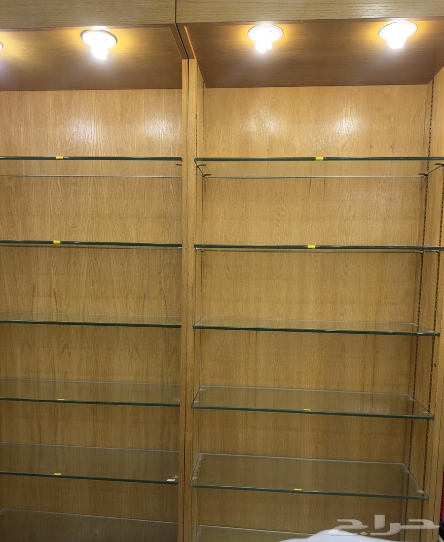 رفوف عرض منتجات خشب مزودة بإنارة بحالة ممتازه64501007355521110
