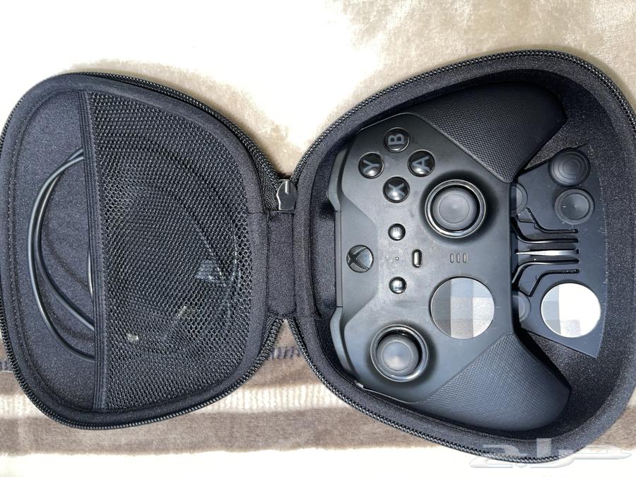 Xbox Elite 2 controller has damage on the back button only but it works64495775862401112