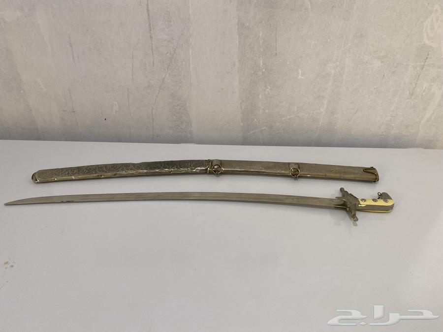 Heritage paintings, as well as carpets, and an old sword64498439175298112