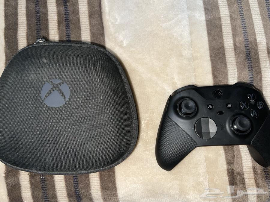 Xbox Elite 2 controller has damage on the back button only but it works64495775862401110