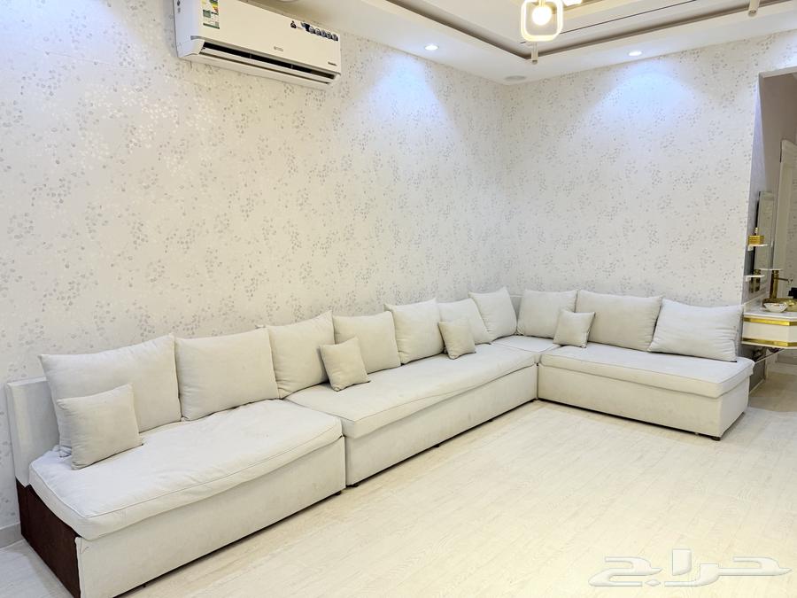 White sofa four pieces need only cleaning with a stool considered a set64499436794115111
