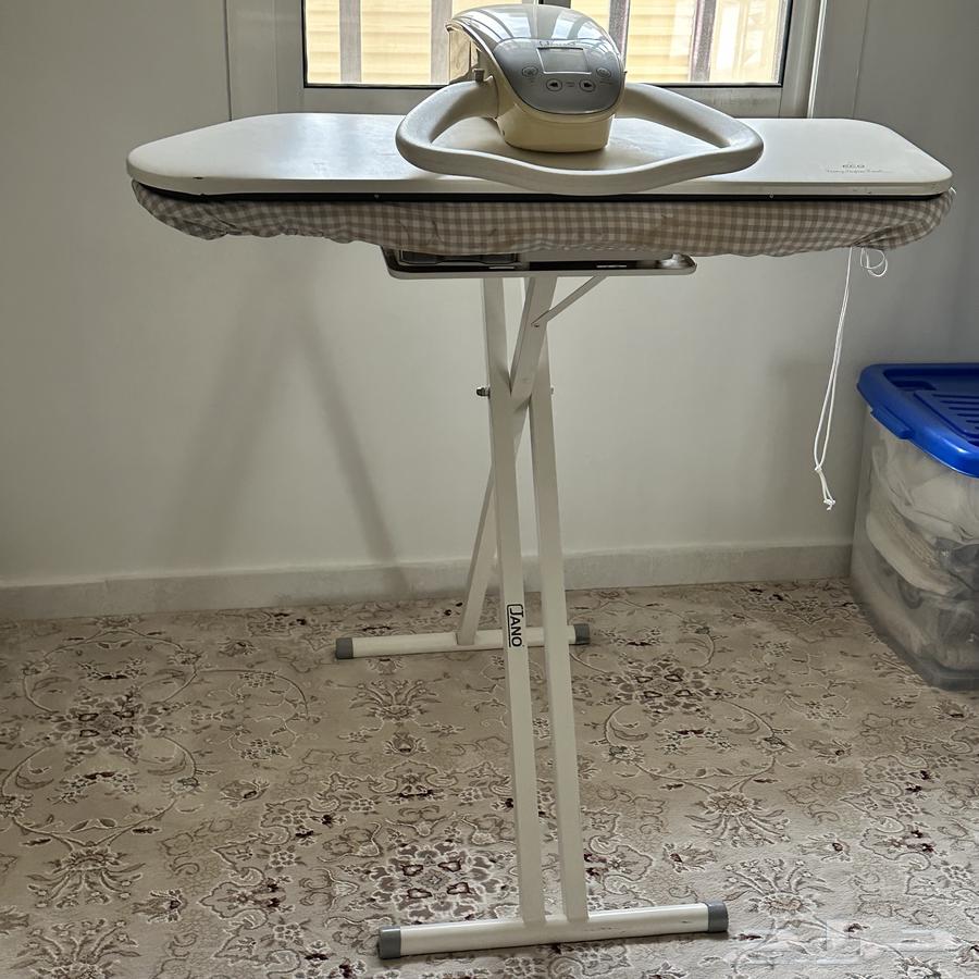 Steam iron and long mirrors from Abiyat, but with a crack on the right side64499256102274110