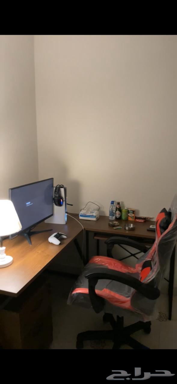 للبيع دولاب ملابس و سرير مع مرتبه وطاوله حرف L وكرسي قيمنق64497041155331112