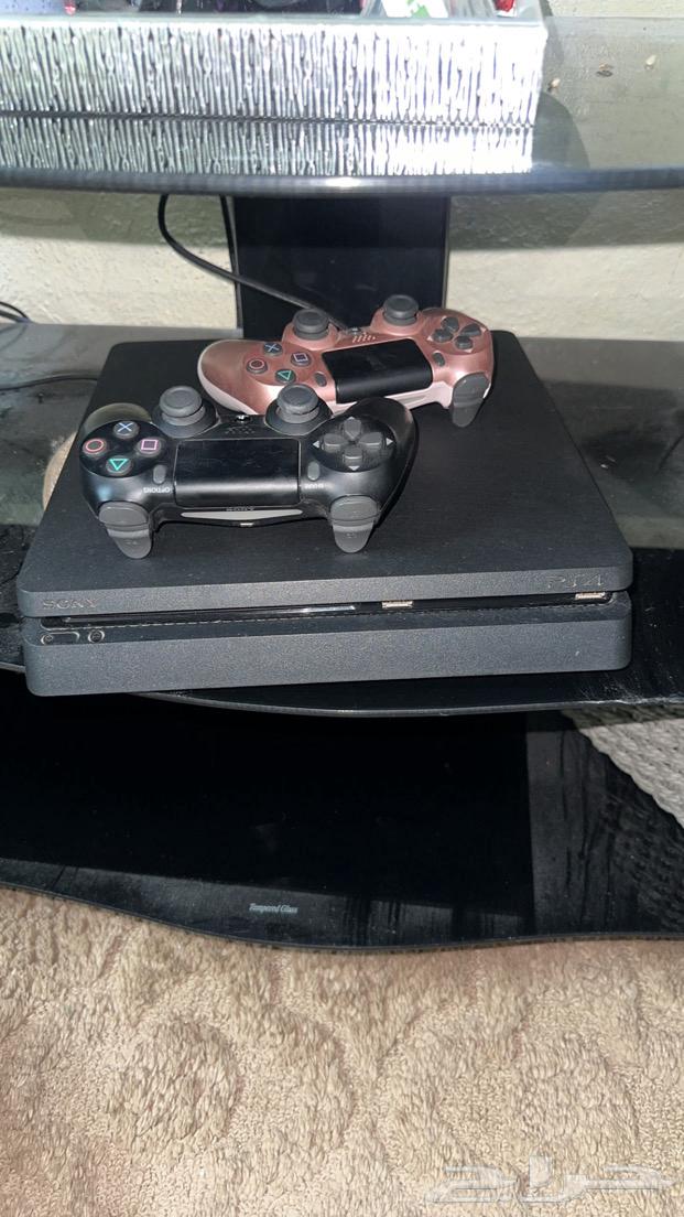 PlayStation 4 with screen and two controllers64500435708930111