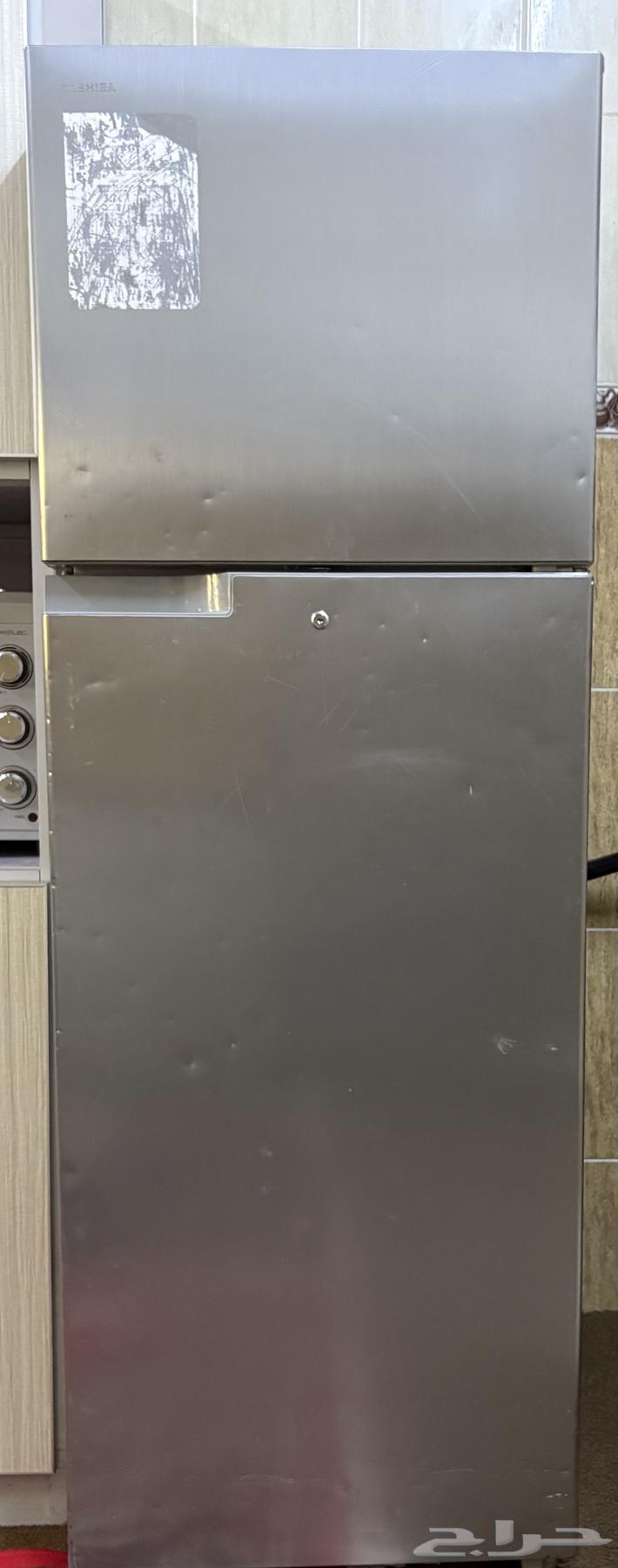 ثلاجه توشيباتبريدها ممتازه سبب البيع صغيره على دولاب المطبخ64498632663297110