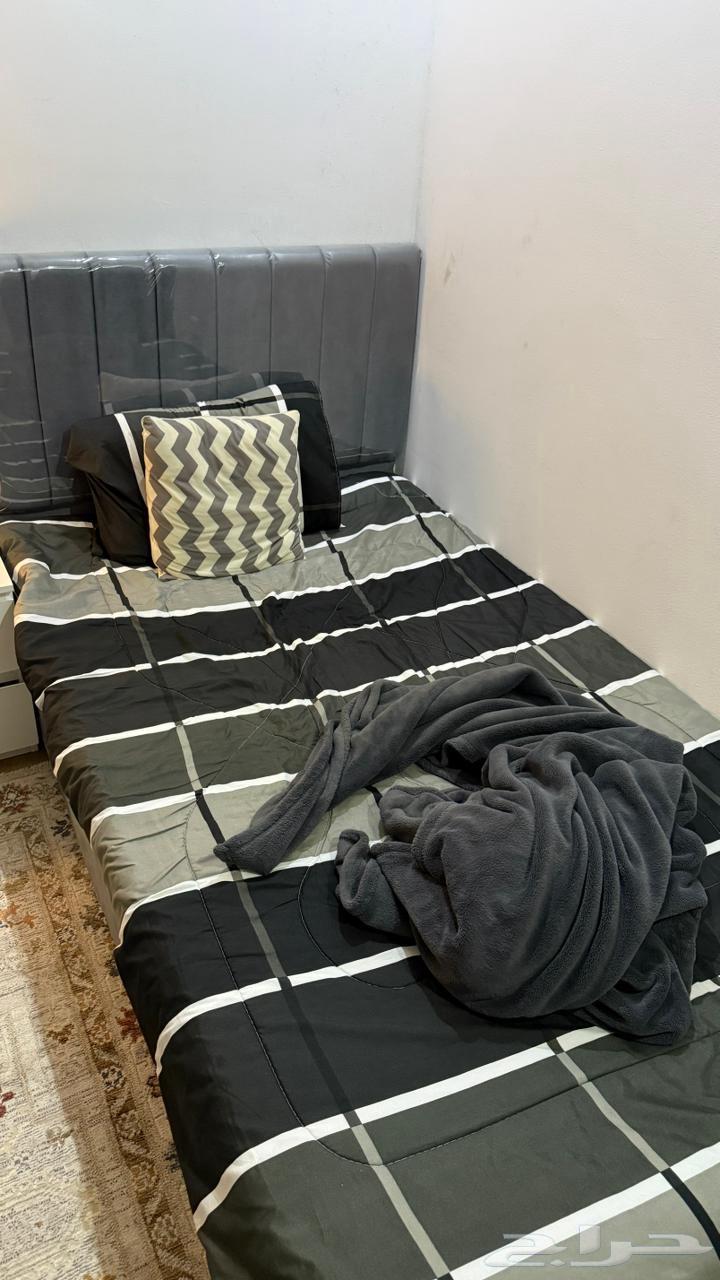 للبيع دولاب ملابس و سرير مع مرتبه وطاوله حرف L وكرسي قيمنق64497041155331110