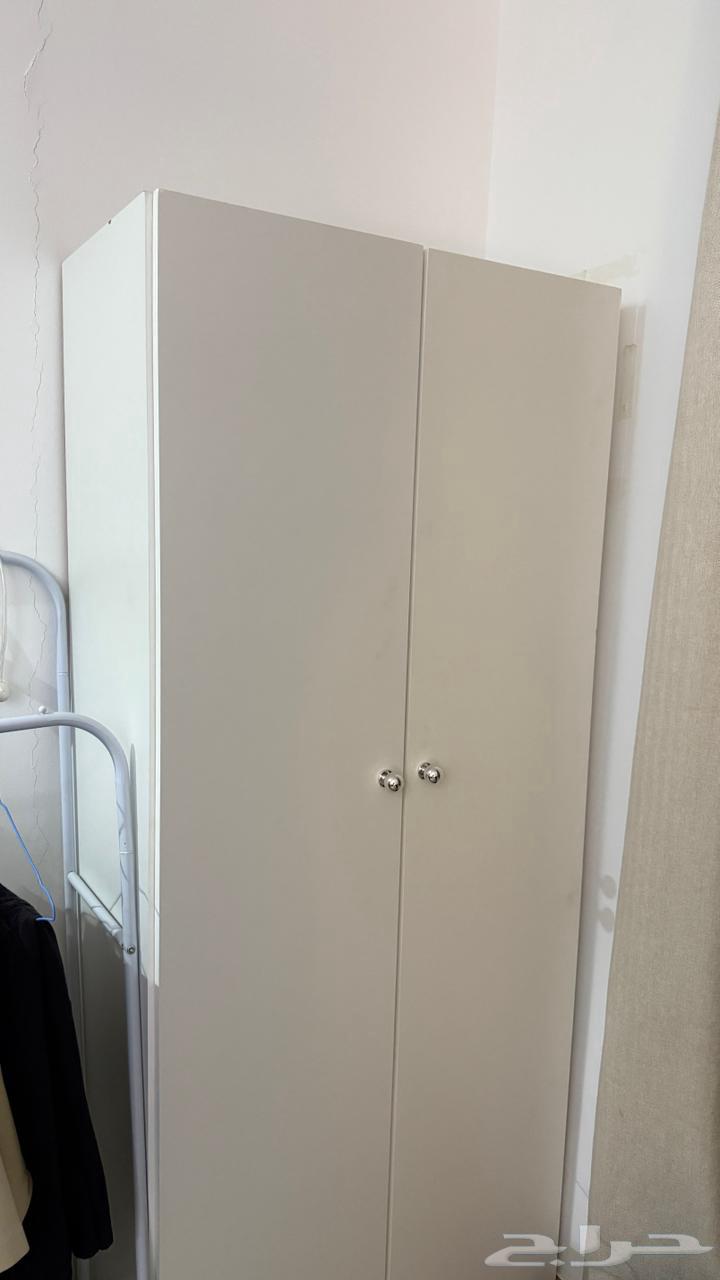 للبيع دولاب ملابس و سرير مع مرتبه وطاوله حرف L وكرسي قيمنق64497041155331111